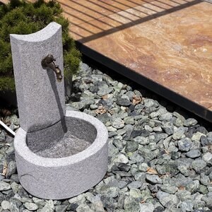 Leopard White Granite - Freistehender Wasserbrunnen (47 x 40 x 70 cm)