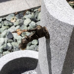 Leopard White Granite - Freistehender Wasserbrunnen (47 x 40 x 70 cm)