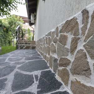 Rostbrauner Polygonalschiefer - Naturstein für Innen- und Außenfassaden, Pflastersteine und Gehwege