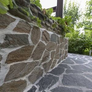 Rostbrauner Polygonalschiefer - Naturstein für Innen- und Außenfassaden, Pflastersteine und Gehwege