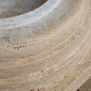 Romano Classic Riven Travertin-Säulenfuß 60 x 60 x 20 cm