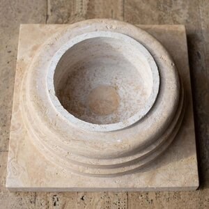 Romano Classic Riven Travertin-Säulenfuß 60 x 60 x 20 cm