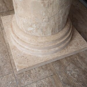 Romano Classic Riven Travertin-Säulenfuß 60 x 60 x 20 cm
