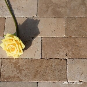 Klassischer Travertin mit Kreuzschliff, 7,5 x 20,3 x 1 cm