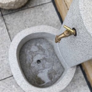 Leopard White Granite - Freistehender Wasserbrunnen (47 x 40 x 70 cm)