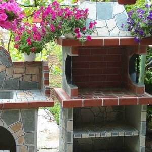 Traditioneller kleiner Gartengrill mit Ablage (Holzkohle/Holz, 100x60x218 cm, 650 kg, Rhodos-Naturstein, Ziegel)