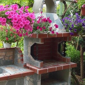 Traditioneller kleiner Gartengrill mit Ablage (Holzkohle/Holz, 100x60x218 cm, 650 kg, Rhodos-Naturstein, Ziegel)