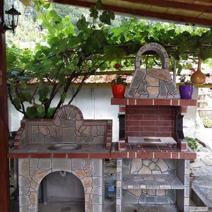 Traditioneller kleiner Gartengrill mit Ablage (Holzkohle/Holz, 100x60x218 cm, 650 kg, Rhodos-Naturstein, Ziegel)