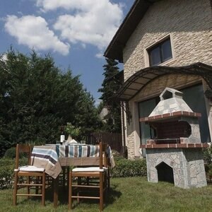 Traditioneller Gartengrill Medium (Holzkohle/Holz, 120x70x210 cm, Rhodos-Naturstein, Ziegel)
