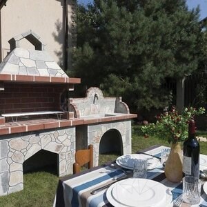 Traditioneller Gartengrill Medium (Holzkohle/Holz, 120x70x210 cm, Rhodos-Naturstein, Ziegel)