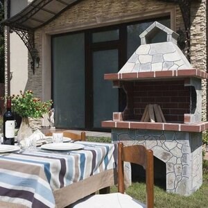 Traditioneller Gartengrill Medium (Holzkohle/Holz, 120x70x210 cm, Rhodos-Naturstein, Ziegel)