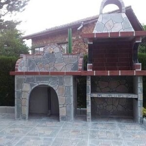 Traditioneller kleiner Gartengrill mit Ablage (Holzkohle/Holz, 100x60x218 cm, 650 kg, Rhodos-Naturstein, Ziegel)