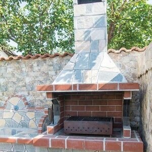 Traditioneller Gartengrill Medium (Holzkohle/Holz, 120x70x210 cm, Rhodos-Naturstein, Ziegel)