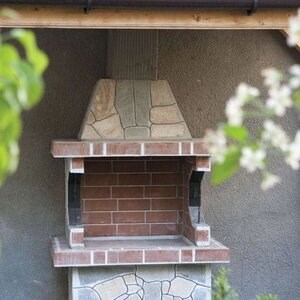 Traditioneller kleiner Gartengrill (Holzkohle/Holz, 100x60x210 cm, 650 kg, Rhodos-Naturstein, Ziegel)