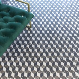 Bianco Carrara, Kleopatra, Nero Marquina Mix Würfeldesign gehonter Marmor Mosaik