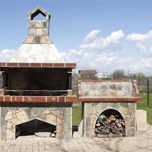 Einfaches Grilltisch - bedeckt mit Polygonaler Stein