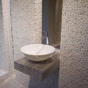 Weißer gehonter Kieselstein Mosaik