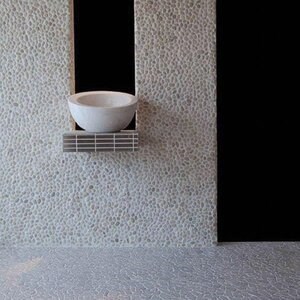 Weißer gehonter Kieselstein Mosaik