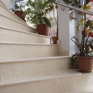 Kalkstein Sunny Dream poliert, 2 cm (nur für Innenbereiche) – Arbeitsplatten, Stufen, Glasuren und personalisierte Teile