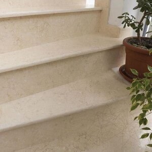 Kalkstein Sunny Dream poliert, 2 cm (nur für Innenbereiche) – Arbeitsplatten, Stufen, Glasuren und personalisierte Teile