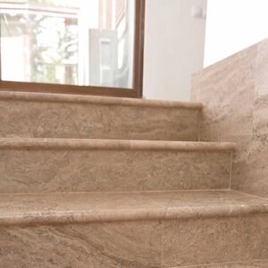 Latte Brushed & Bullnosed PREMIUM Travertin 61 x 30,5 x 3 cm - Treppe / Schwimmbadabdeckung
