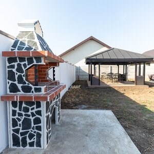 Traditioneller Gartengrill Medium (Holzkohle/Holz, 120x70x210 cm, 800 kg, Naturstein Verde Laguna, Ziegel)