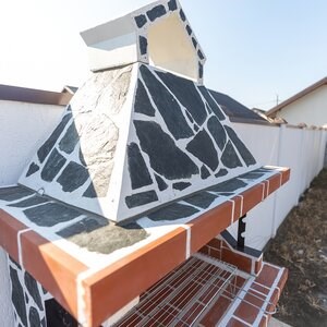 Traditioneller Gartengrill Medium (Holzkohle/Holz, 120x70x210 cm, 800 kg, Naturstein Verde Laguna, Ziegel)