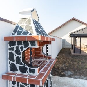 Traditioneller Gartengrill Medium (Holzkohle/Holz, 120x70x210 cm, 800 kg, Naturstein Verde Laguna, Ziegel)