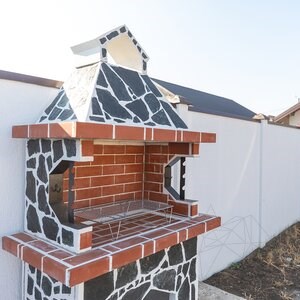 Traditioneller Gartengrill Medium (Holzkohle/Holz, 120x70x210 cm, 800 kg, Naturstein Verde Laguna, Ziegel)