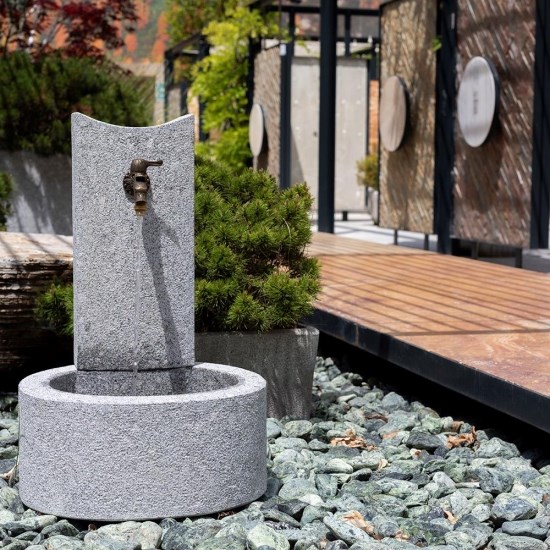 Leopard White Granite - Freistehender Wasserbrunnen (47 x 40 x 70 cm)