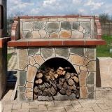 Einfaches Grilltisch - bedeckt mit Polygonaler Stein