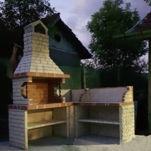 Großer mediterraner Gartengrill mit Ablage (Holzkohle/Holz, 153x75x210 cm, 950 kg, Naturstein Vratza, Ziegel)