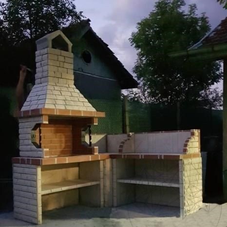 Großer mediterraner Gartengrill mit Ablage (Holzkohle/Holz, 153x75x210 cm, 950 kg, Naturstein Vratza, Ziegel)