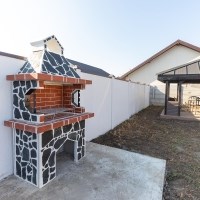 Traditioneller Gartengrill Medium (Holzkohle/Holz, 120x70x210 cm, 800 kg, Naturstein Verde Laguna, Ziegel)